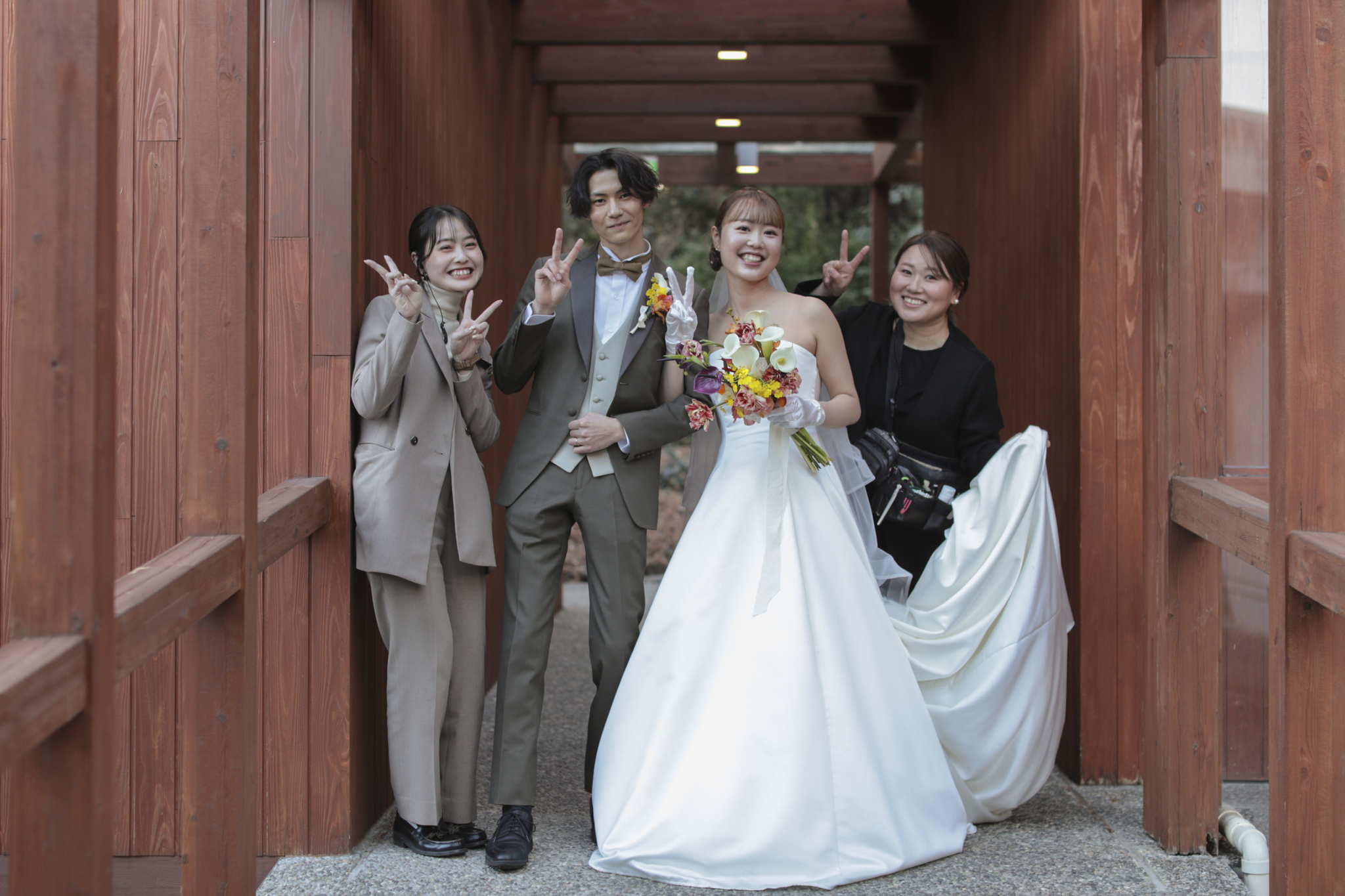 新郎新婦とスタッフ