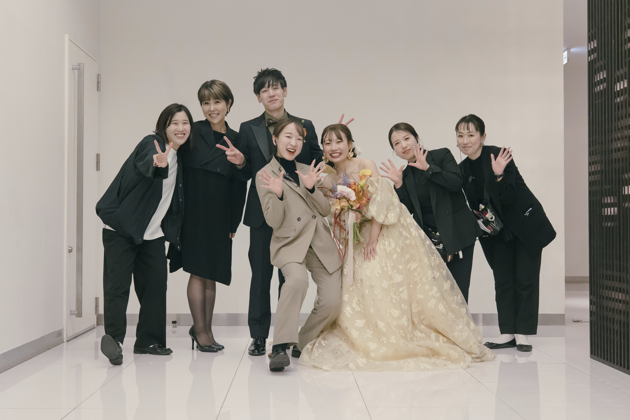 新郎新婦とスタッフ