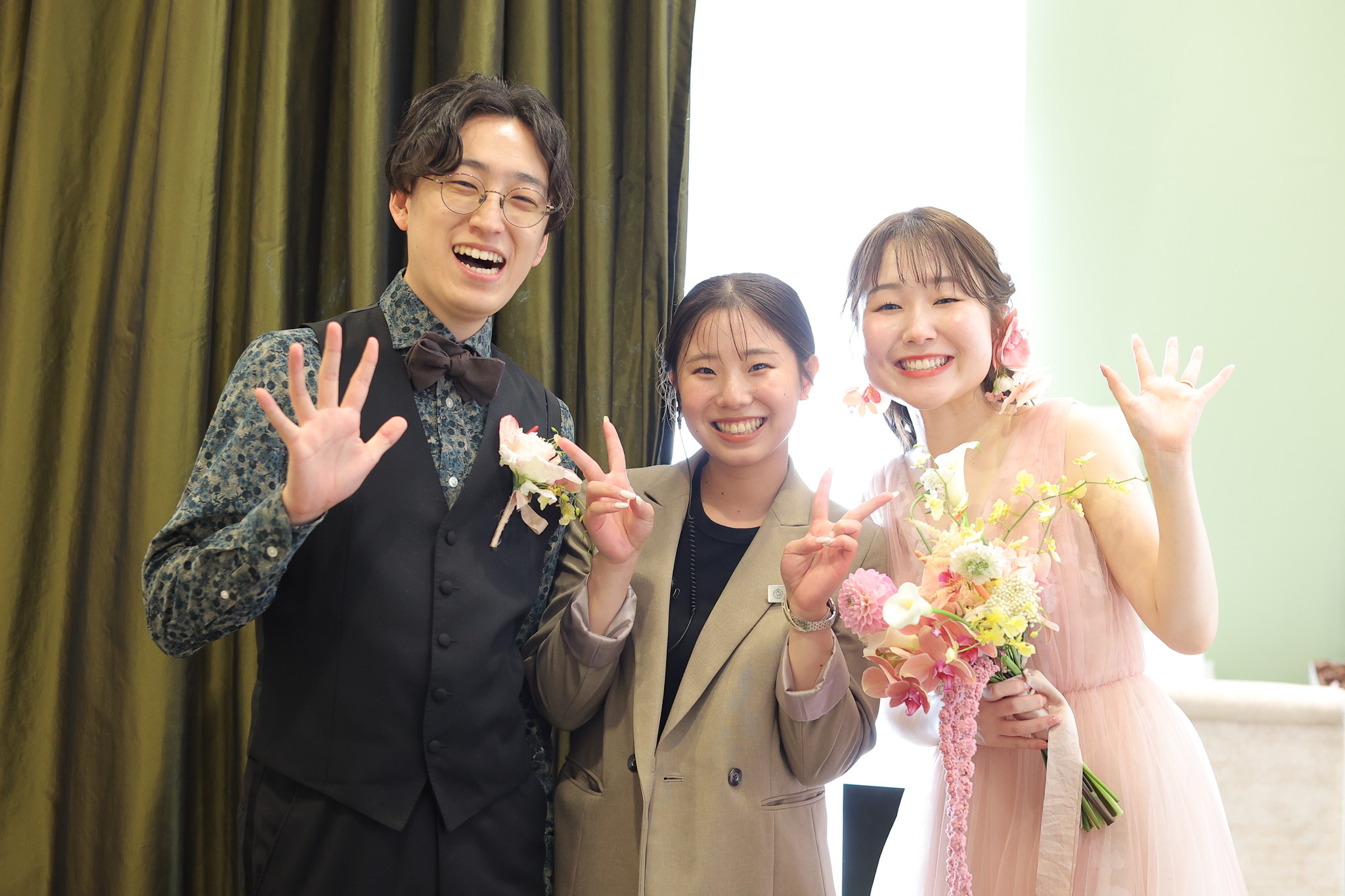 新郎新婦とウェディングプランナー
