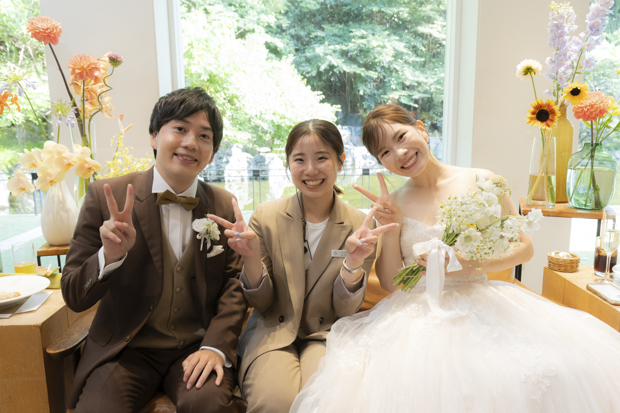 新郎新婦とウェディングプランナー
