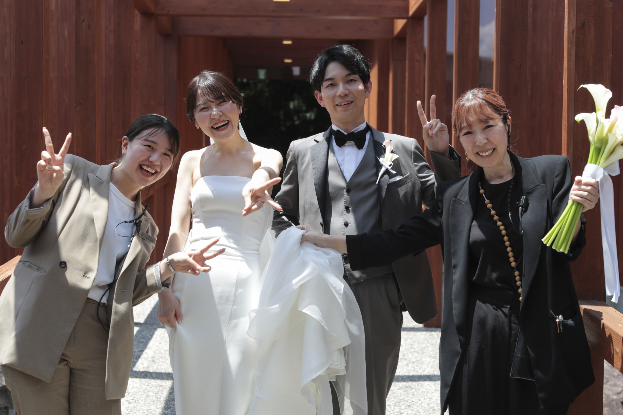新郎新婦とスタッフ