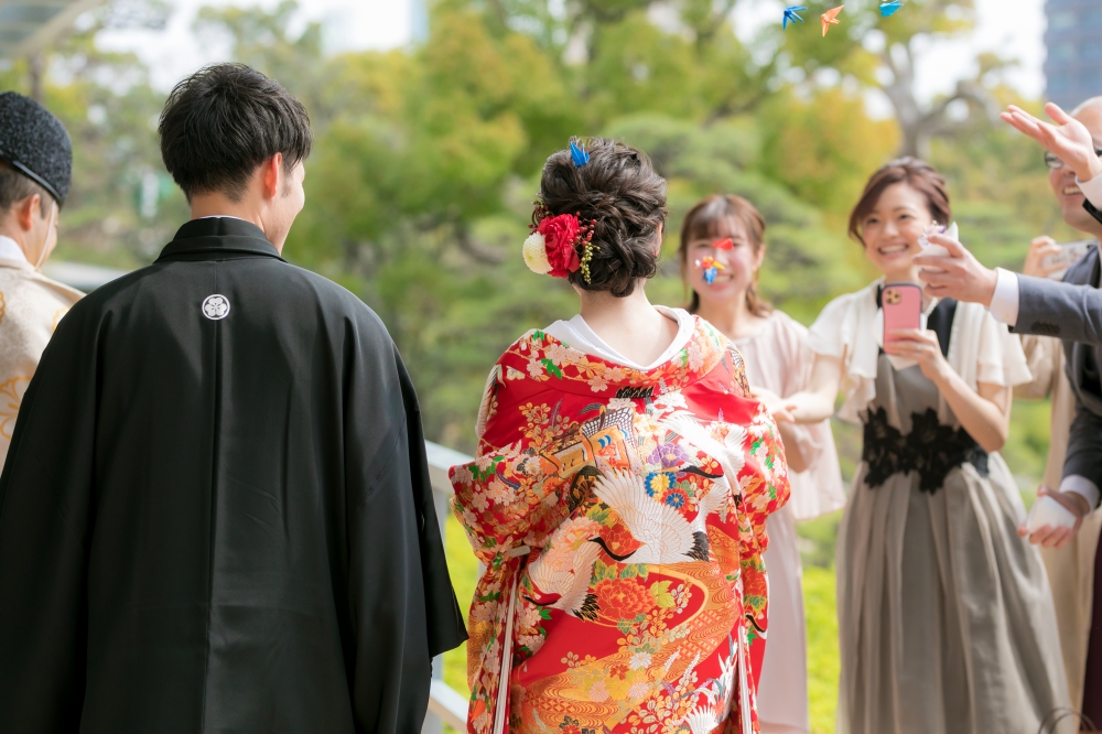 退場はお手作りの折り鶴シャワー